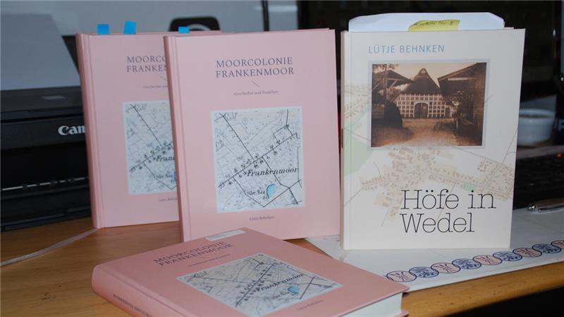 Die Neuerscheinung (links) und das Vorgänger-Buch von 2022 über die Höfe in Wedel.