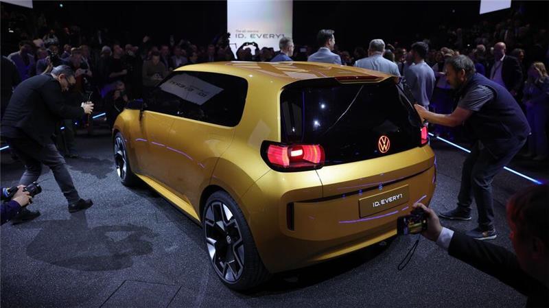 VW zeigt elektrischen Up-Nachfolger Die Neugier ist groß: Gäste fotografieren den ID. Every1.