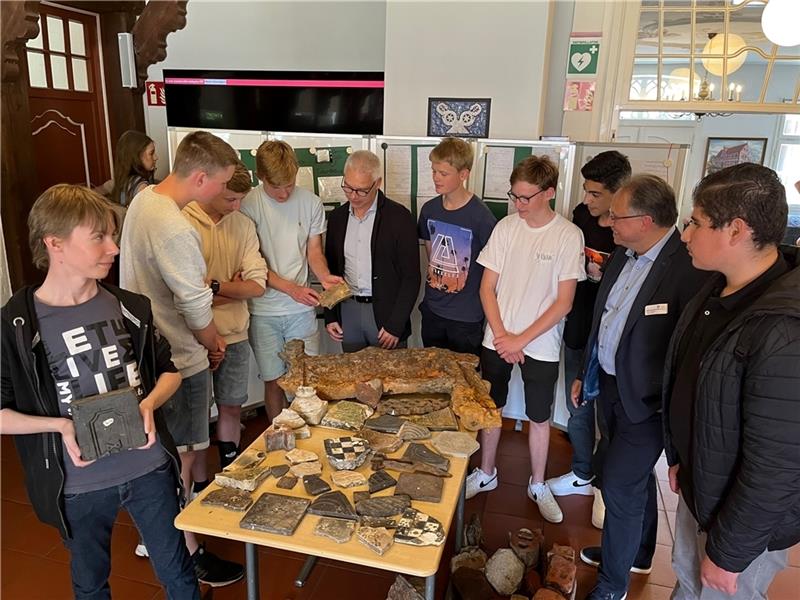 Spuren der NS-Zeit: Schüler bergen Trümmer des Kriegs am Elbstrand Die Neuntklässler der Oberschule Jork recherchierten nicht nur in den Archiven in Jork, Stade und Buxtehude, sondern sicherten am Ufer in Neuenschleuse - wie Archäologen - auch Relikte aus dem Feuersturm von 1943. Nach dem Weltkrieg landete