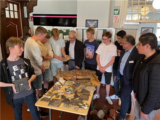 Die Neuntklässler der Oberschule Jork recherchierten nicht nur in den Archiven in Jork, Stade und Buxtehude, sondern sicherten am Ufer in Neuenschleuse - wie Archäologen - auch Relikte aus dem Feuersturm von 1943. Nach dem Weltkrieg landete