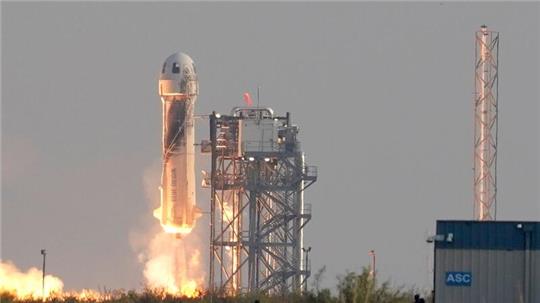 Die „New-Shepard“-Rakete von Blue Origin startet vom US-Bundesstaat Texas aus ihren Kurz-Ausflug ins Weltall (Archivbild).