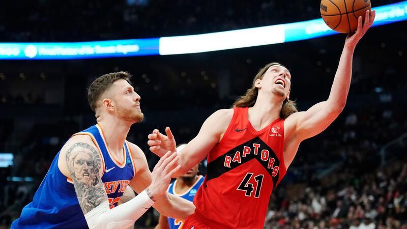 Nach nicht mal vier Minuten: Green fliegt erneut vom Platz Die New York Knicks mit Isaiah Hartenstein (l) holten ein ungefährdetes 145:101 gegen die Toronto Raptors.