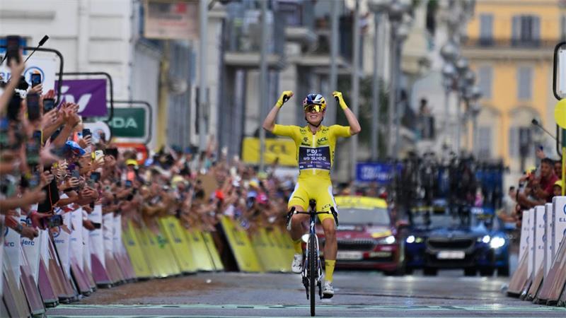 Die Niederländerin Demi Vollering jubelt beim Überqueren der Ziellinie über den Gesamt- und Etappensieg bei der Tour de France der Frauen.