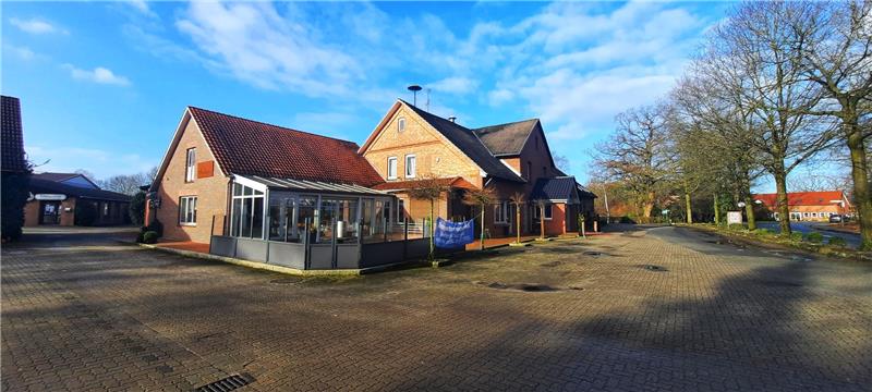 Die Niedersachsenschänke liegt direkt an der Straße in Richtung Stade. Auch ein großer Parkplatz gehört zu dem Gelände der Gastwirtschaft, die zum 30. April schließt.