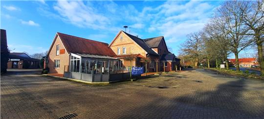 Die Niedersachsenschänke liegt direkt an der Straße in Richtung Stade. Auch ein großer Parkplatz gehört zu dem Gelände der Gastwirtschaft, die zum 30. April schließt.