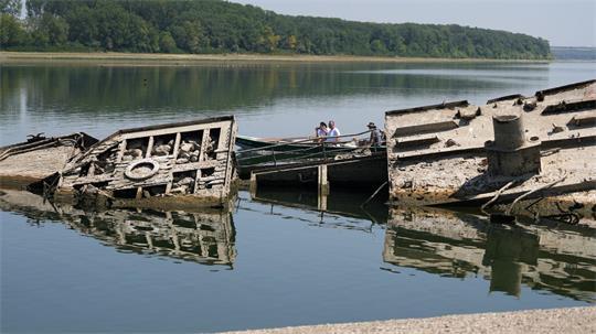 Die Niedrigwasser führende Donau legt in Serbien die Wracks von Kriegsschiffen der Nazi-Marine frei. 
