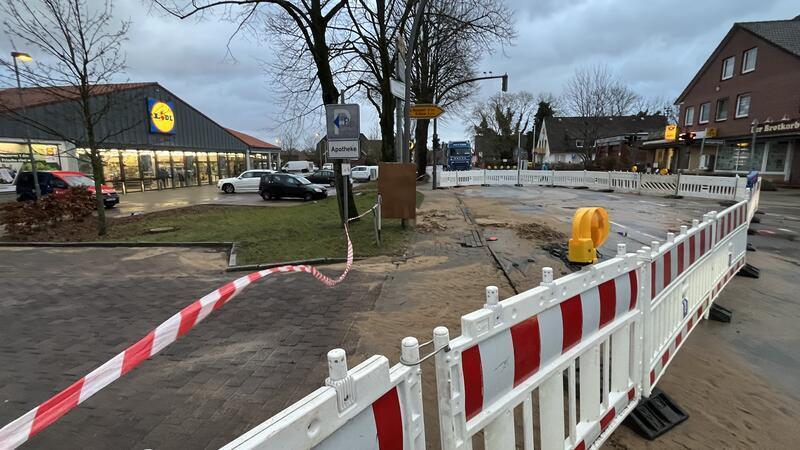 Nach Wasserrohrbruch: Pendlerstrecke im Alten Land bleibt tagelang voll gesperrt Die Nincoper Straße in Neuenfelde ist voll gesperrt.