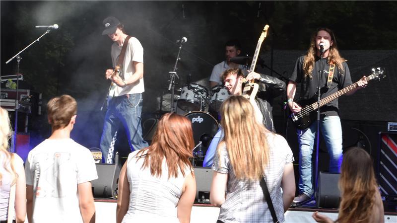 Die NoNames spielten zum ersten Mal auf dem Buxtehuder Altstadtfest und sind musikalisch auf dem besten Weg zum gefeierten Headliner.