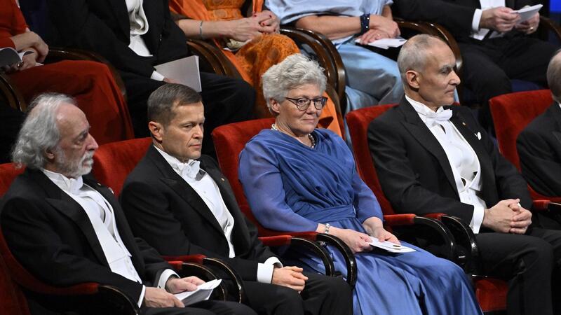 Schwedischer König überreicht Nobelpreise Die Nobelpreisträger für Physik, Pierre Agostini (l-r), Ferenc Krausz, und Anne L’Huillier sowie Moungi Bawendi, einer der Nobelpreisträger für Chemie, in Stockholm.