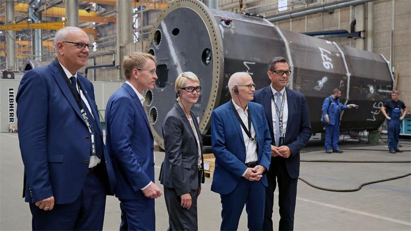Nordischer Schulterschluss bei Häfen – Bund soll mehr zahlen Die Nord-Regierungschefs besuchten den Standort von Liebherr in Rostock.