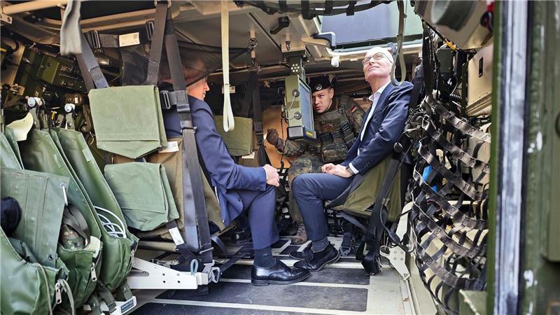 Die Nord-Regierungschefs lassen sich ein zum Führungsfahrzeug ausgebauten Radpanzer Fuchs zeigen.