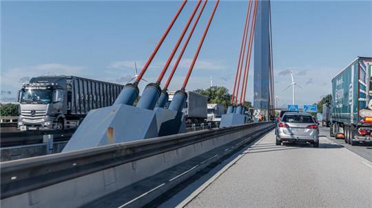 Die Norderelbbrücke der A1 wird von Freitagabend bis Montagmorgen in Richtung Bremen/Hannover gesperrt. (Archivfoto)