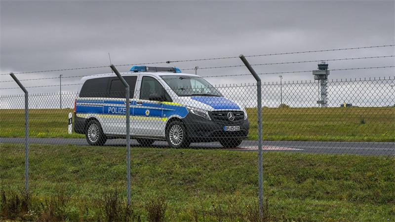 Fahrzeug durchbricht Zaun am Flughafen Leipzig/Halle Die Nordpiste war wegen des Polizeieinsatzes gesperrt.
