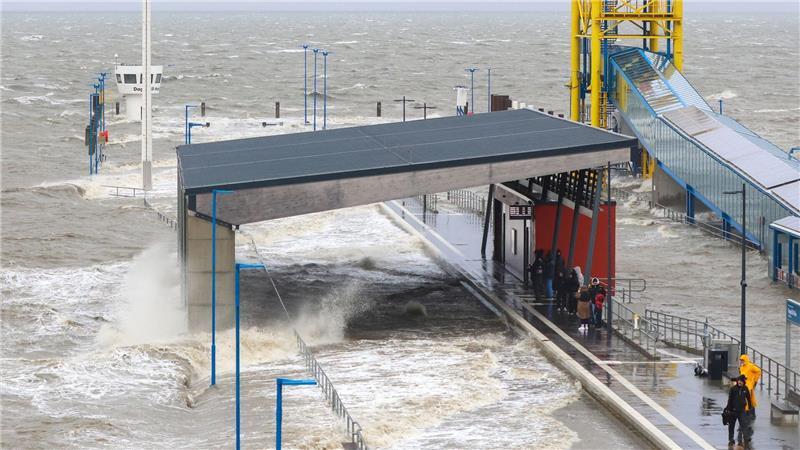 Die Nordsee überschwemmt den Fähranleger auf Föhr. 