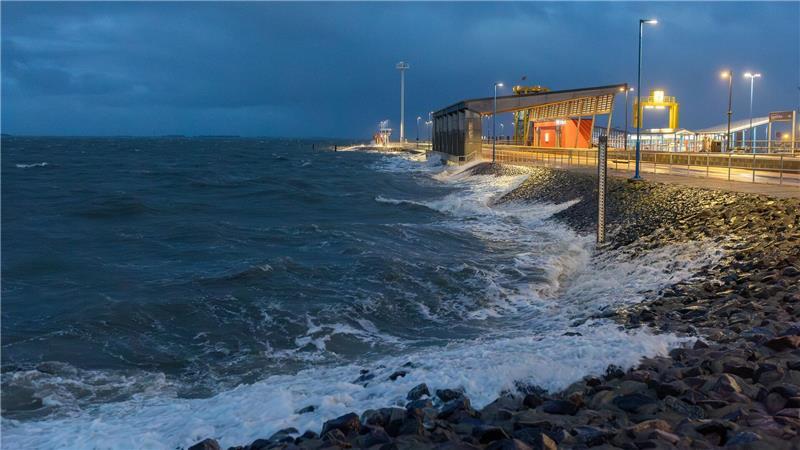 Die Nordsee wird durch den starken Wind an und ins Land gedrückt. 