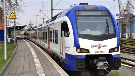 Ein Zug der Nordwestbahn steht in einem Bahnhof.