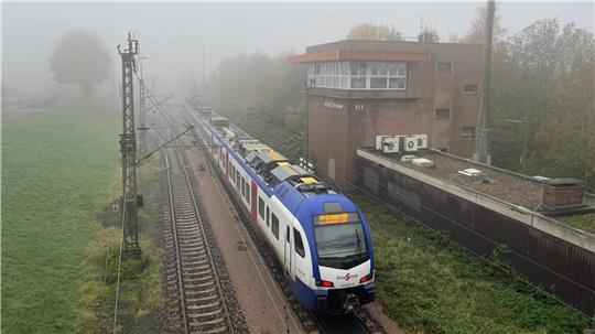 Die Nordwestbahn macht sich auf den Weg nach Bremen. Oben im Stellwerk (rechts) kümmert sich der Fahrdienstleiter um die notwendigen Signale und Gleiseinstellungen für eine problemlose Fahrt.