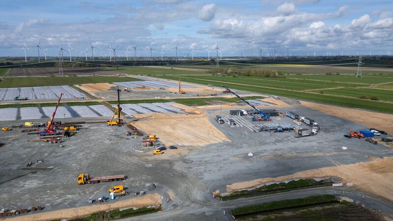 Northvolt-Baustelle bekommt Abfahrt und Behelfsbürogebäude Die Northvolt-Baustelle bei Heide.