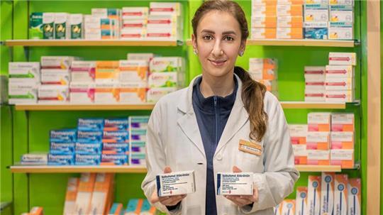 Die Not ist so groß, dass die Apotheken schon auf Asthmaspray aus Spanien zurückgreifen müssen: Apothekerin Gharam Alkassam aus der Sander-Apotheke in Lehe zeigt das Medikament. Der Beipackzettel in deutscher Sprache muss dafür extra ausgedruckt werden.