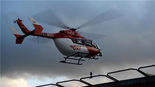 Die Notärztin wurde eingeflogen, transportierte den 54-Jährigen anschließend ins Asklepios Klinikum Harburg. (Symbolbild)