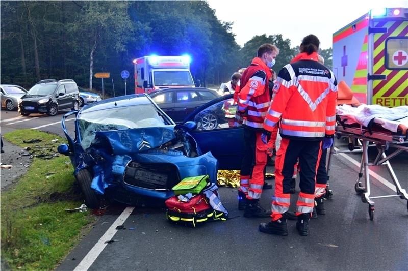 Die Notfallsanitäter betreuen die schwer verletzten Unfallopfer. Fotos: Beneke