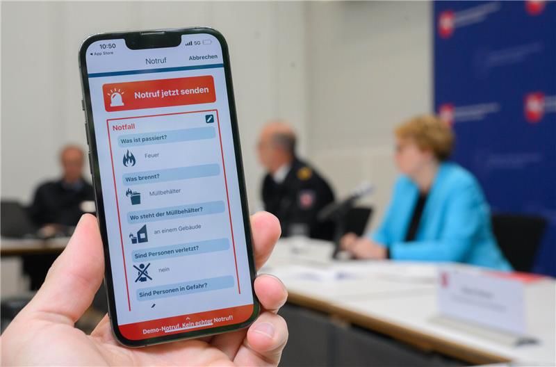Großer Ärger um falsche Notrufe – NoraApp gestoppt Die Notruf-App nora ist auf einem Smartphone-Display zu sehen. Foto: Julian Stratenschulte/dpa