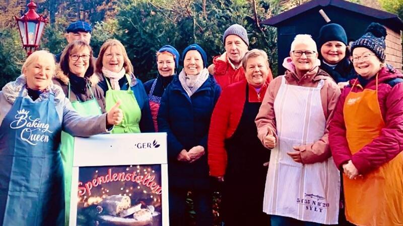 Weihnachtsbaum-Schmücken in Nottensdorf: 100 Spendenstollen für guten Zweck Die Nottensdorfer Spendenstollenbäckerinnen haben 100 Stollen gebacken.