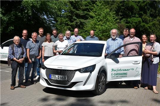 Die Nottensdorfer präsentieren den neuen Dorfstromer. Foto: Felsch