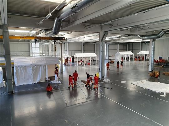 Die Notunterkunft in Stade-Ottenbeck wurde mit Hilfe der Hilfsorganisationen aufgebaut. Dort können bis zu 400 Flüchtlinge vorrübergehend untergebracht werden. Foto: Rainer Bohmbach