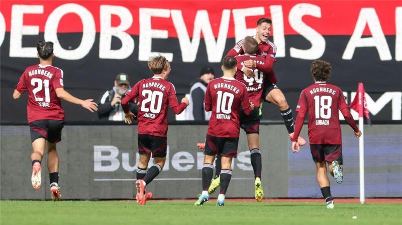 Die Nürnberger Spieler bejubeln das Siegtor zum 3:2.