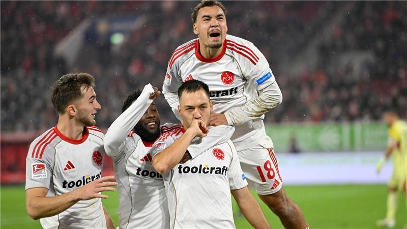 Trainer Klose atmet auf: Nürnberg gewinnt in Düsseldorf Die Nürnberger Spieler jubeln über den ersten Auswärtssieg.
