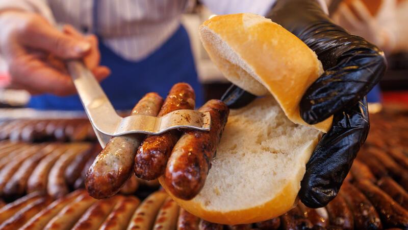 Sind Mini-Bratwürste dreiste Plagiate? Nürnberger Wursthersteller klagen Die Nürnberger Wursthersteller kritisierten an der Konkurrenz die ähnliche Größe und Aufmachung der Würste auf Fotos im Internet (Symbolbild).