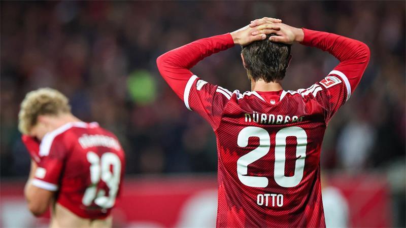 Die Nürnberger ärgern sich über den späten Ausgleich durch Wolfsburg.