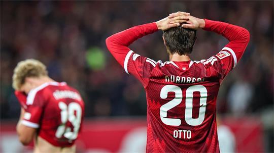 Die Nürnberger ärgern sich über den späten Ausgleich durch Wolfsburg.