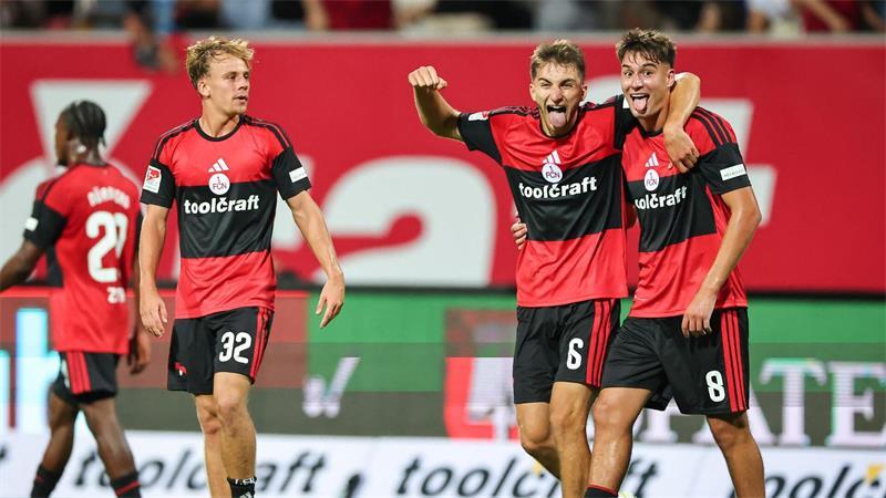 Die Nürnberger hatten bei ihrem Flutlichtspiel beste Laune.