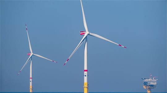 Die Nutzung der Windenergie auf See kommt in Deutschland voran. (Archivbild)