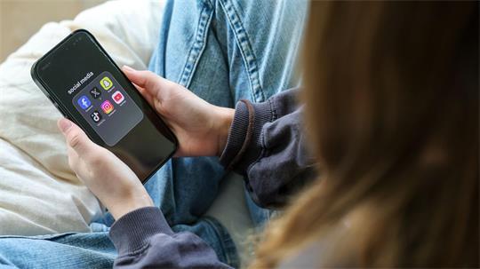 Die Nutzung von Social-Media-Plattformen soll für Kinder verboten und für Jugendliche eingeschränkt werden. (Symbolbild)