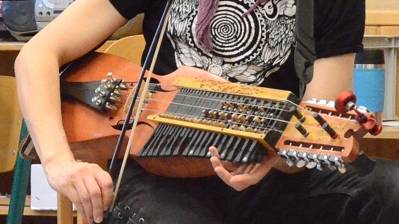 „Bist du bei Spotify?“ Warum ein Steampunker durch die Grundschulen im Kreis tourt Die Nyckelharpa ist ein Streichinstrument, bei dem die Tonhöhe mit Tasten verändert wird.