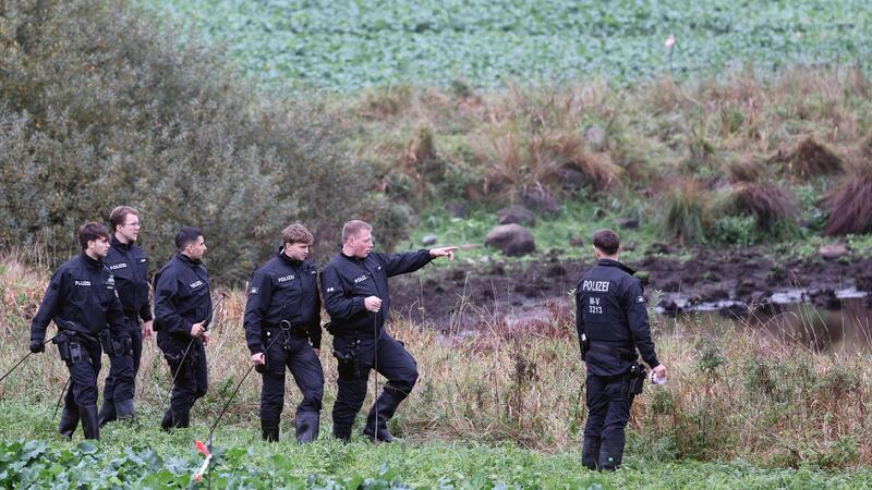 Die Obduktion des bei Güstrow gefundenen toten Kindes hat gezeigt, dass es Gewalteinwirkung ausgesetzt wurde. Nun wurde der Junge als Fabian identifiziert.