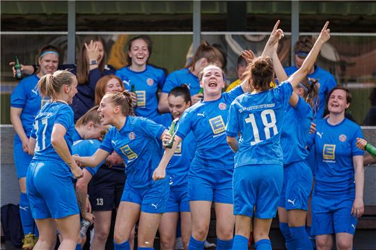 Die Oberliga-Spielerinnen der SV A/O feiern das 4:1 gegen BW Hollage. Foto: Struwe