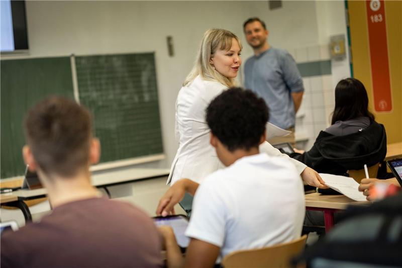 Lehrer für einen Tag - gute Idee gegen Personalmangel? Die Oberstufenschülerin Gina Marie Wiethege spielt im Rahmen des Projekts Rollenwechsel einen Tag lang Lehrer.