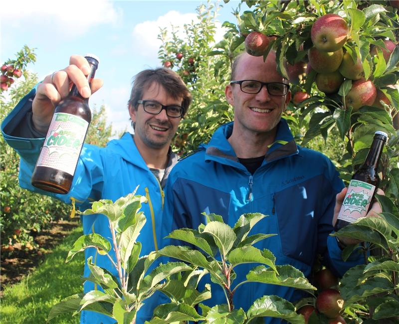 Die Obstbauern Jon Kotulla und Sönke Seebohm zeigen ihre Produkte: Äpfel am Baum und zu Cider veredelt in der Flasche der eigenen Marke „Zwutsch“. Gebraut wird der Apfel-Cider in der Hamburger Craft-Beer Brauerei Von Freude.  Foto Richter