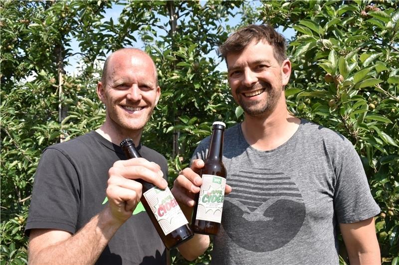 Die Obstbauern Sönke Seebohm und Jon Kotulla machen aus ihren Wellant-Äpfeln einen herben und erfrischenden Cider (von links). Foto: Vasel