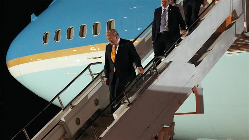 Bericht: Trump heimlich im Catering-Wagen aus Jet geschleust Die Öffentlichkeit dachte, dass Trump die ganze Zeit im Flieger saß (Archivbild).