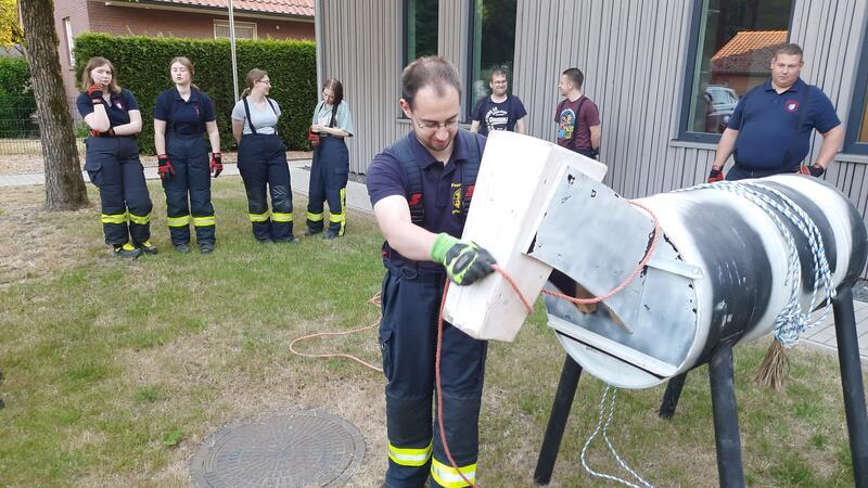 Die Ölfass-Übungskuh hilft beim Training.