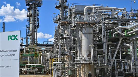 Die Ölraffinerie PCK bezieht kein russisches Öl mehr, erhält aber über die durch Russland verlaufende Druschba-Pipeline Öl aus Kasachstan. (Archivbild)
