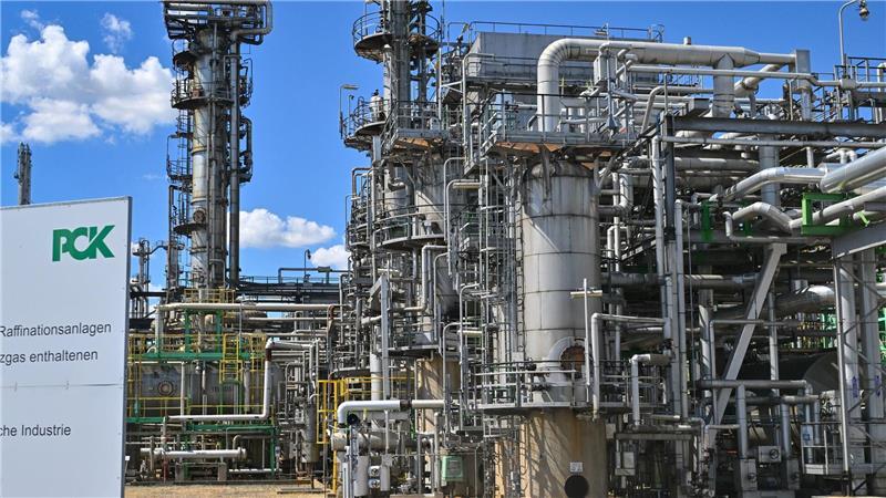 Die Ölraffinerie PCK bezieht kein russisches Öl mehr, erhält aber über die durch Russland verlaufende Druschba-Pipeline Öl aus Kasachstan. (Archivbild)