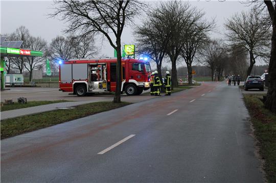 Die Ölspur verlief etwa von der Abzweigung zur Landesstraße 123 bis etwa einen Kilometer in der Sommerstraße. Foto: Klensang/Feuerwehr