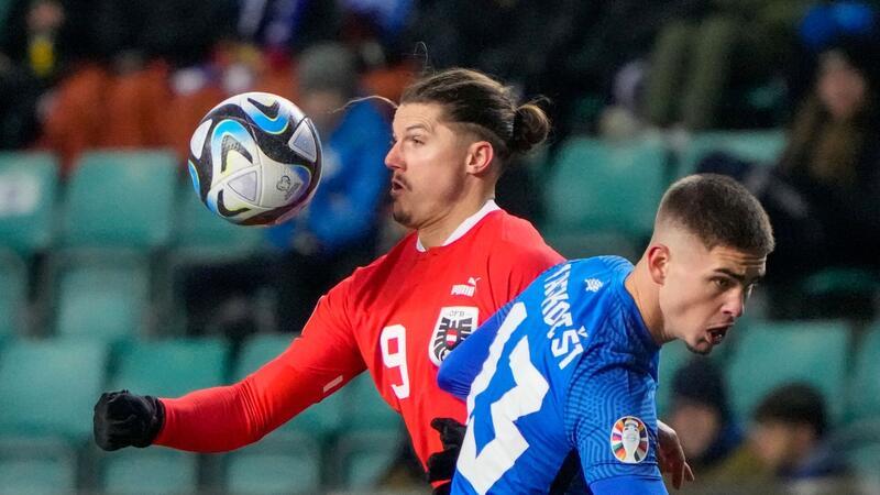 Österreich siegt vor Test gegen DFB-Elf - Ungarn löst Ticket Die Österreicher um Marcel Sabitzer (l) setzten sich in Estland mit 2:0 durch.