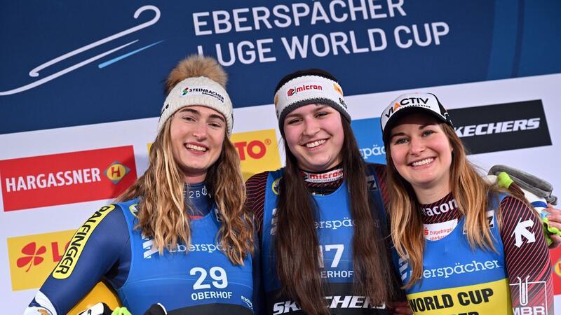 Die Österreicherin Madeleine Egle (l), Merle Fräbel (M) und Julia Taubitz (r)bei der Flower Ceremony.